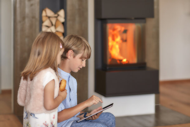 Children playing with an iPad in front of a KINGFIRE GRANDE SC