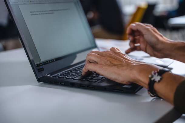 Mitarbeiter vor dem Laptop