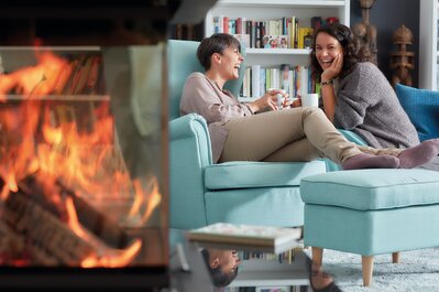 Ladies at the fireplace | © Schiedel