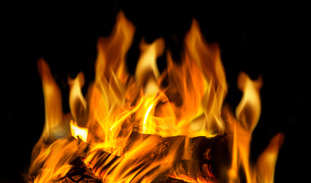 Kandallóban lobogó tűz, égő fahasábok