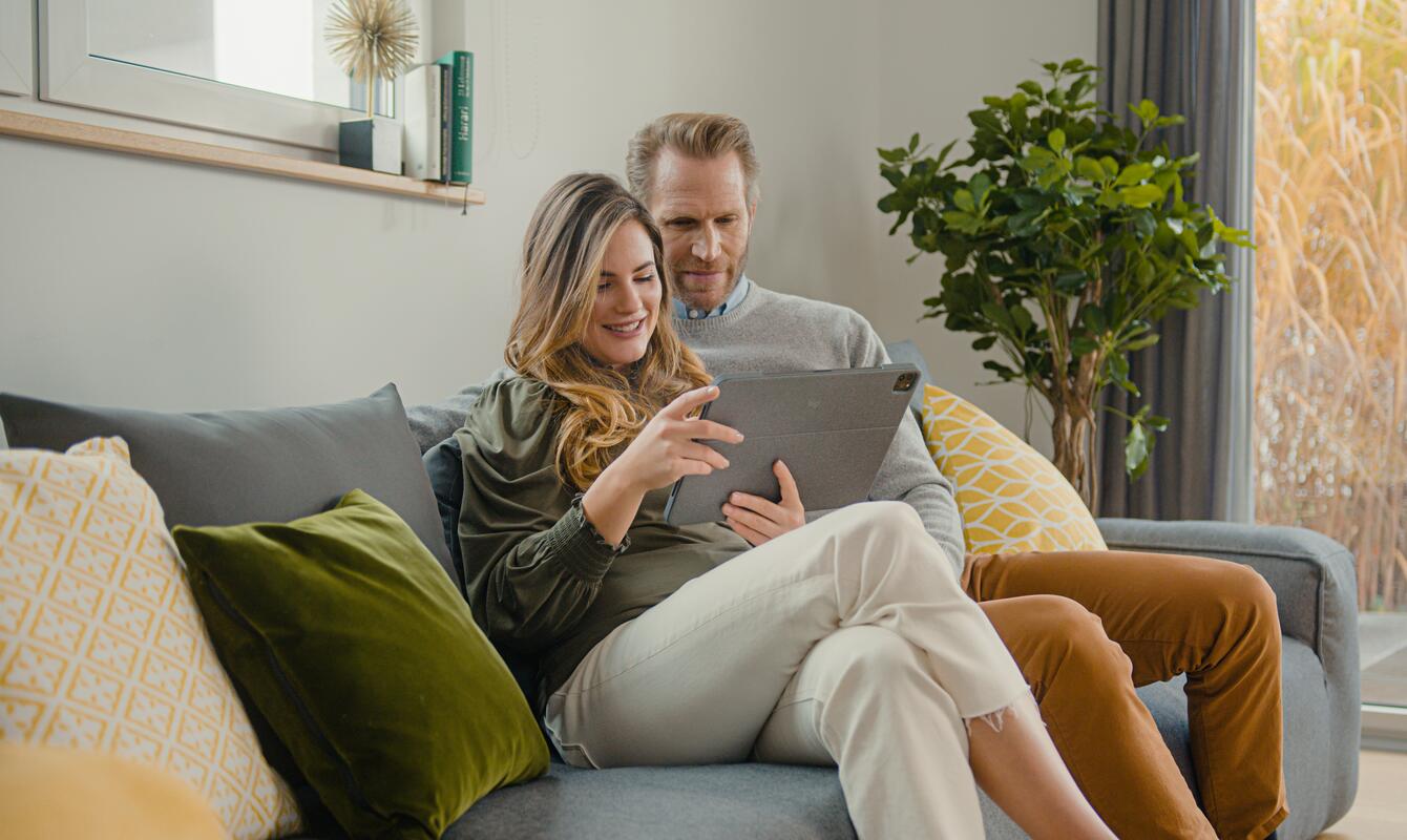 Par på sofa med iPad