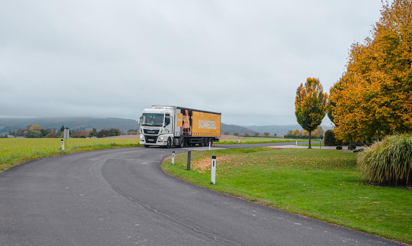 Schiedel auto s návesom na ceste