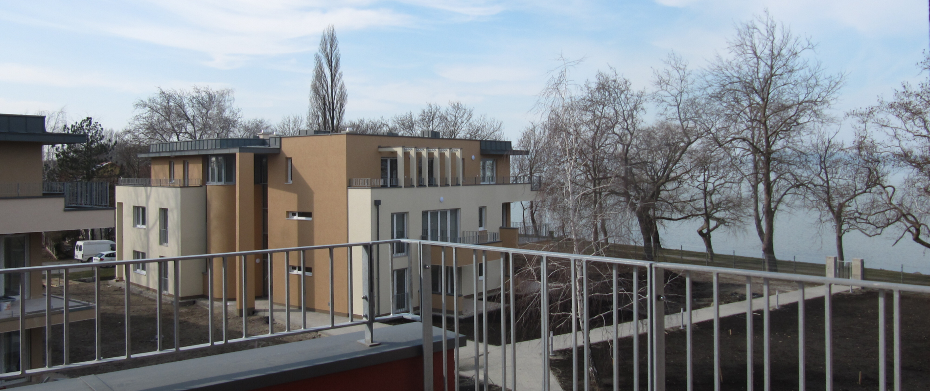 Társasház a Balaton közelében