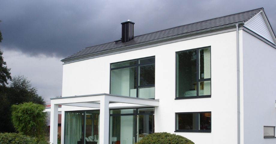 Schiedel kémény egy családi házon kertvárosban