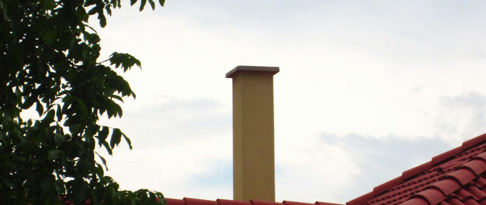 SRS kéményrendszer szabadon álló szakasza vörös cserepes háztetővel