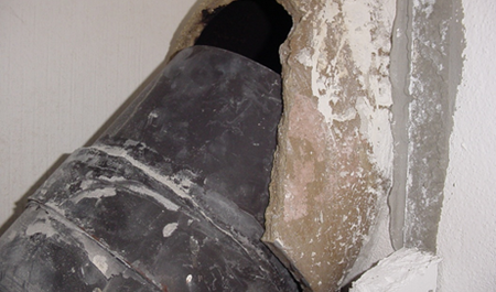 Nesprávne napojený dymovod bez dilatácie