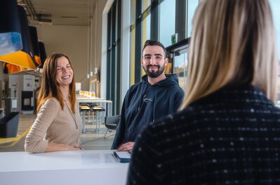 Kunder framför servicedisken