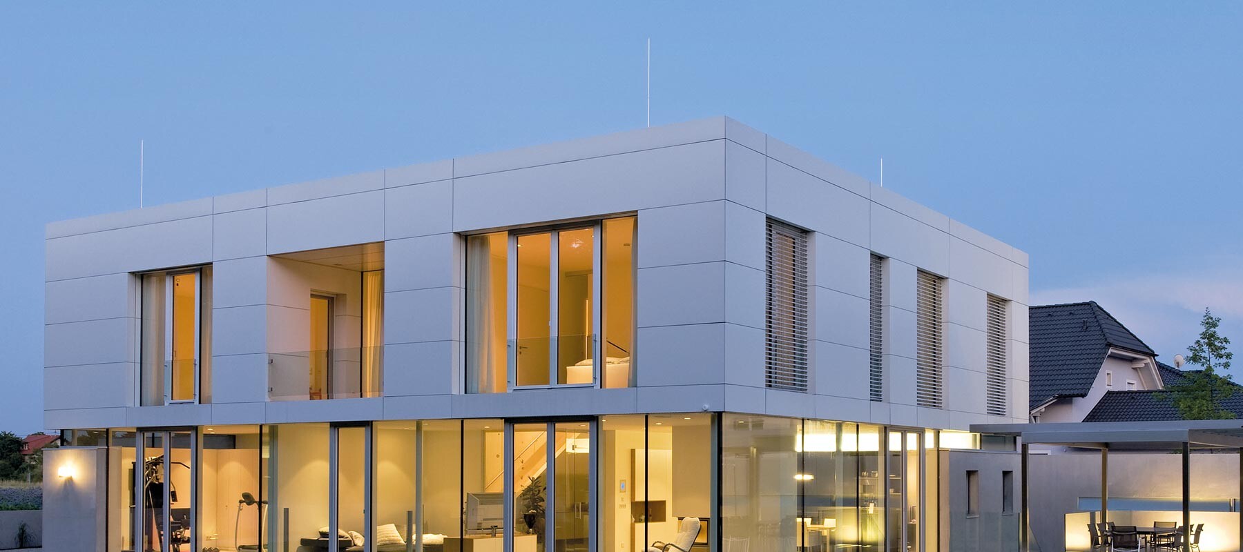 Modern, lapostetős lakóépület