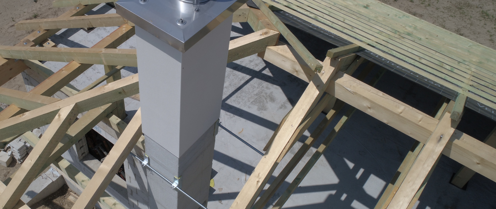 Kéményes ház építése közben készített fénykép a kéménytámaszról