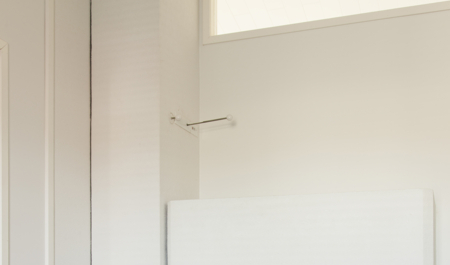 Valkoinen Rondo Air takkaan integroituna