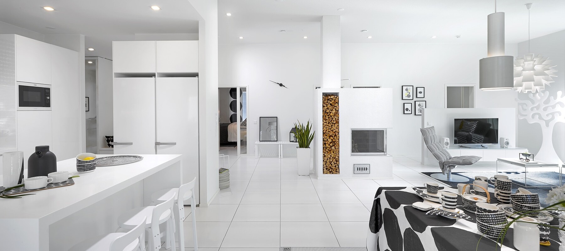 Valkoinen Isokern olohuoneessa takkaan integroituna