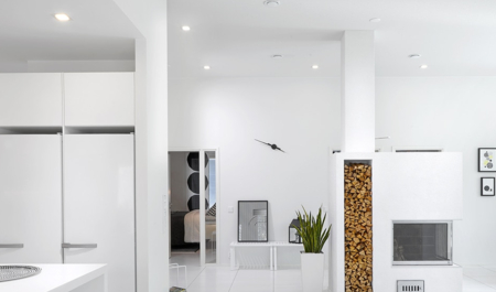 Valkoinen Isokern olohuoneessa takkaan integroituna