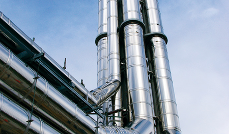 Skupina průmyslových nerezových komínů