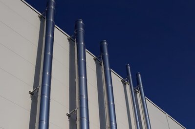 ICS kémények egy ipari pékség külső falán