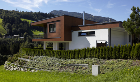 Dům s nerezovým komínem ICS