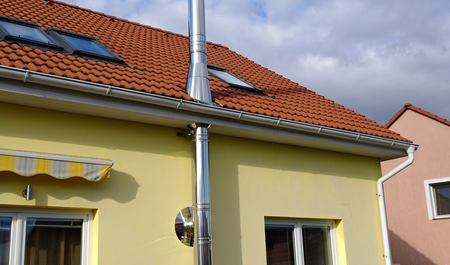 ICS szigetelt fémkémény rendszer egy lakóházon