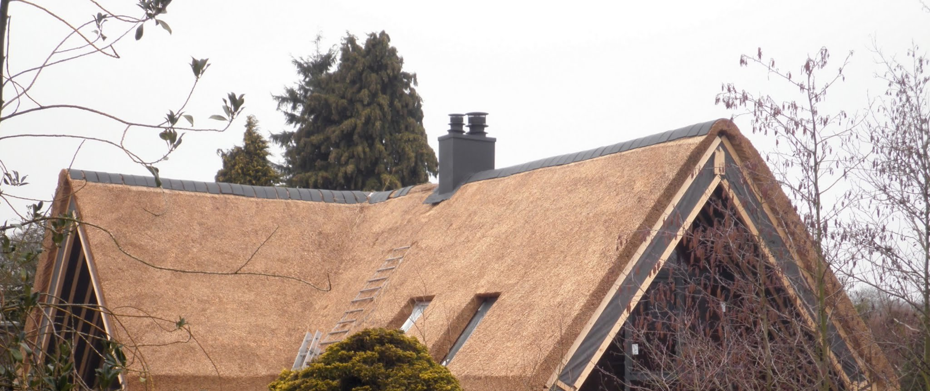 ISO-block op een rieten dak.