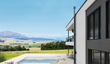 Permeter szerelt fémkémény egy ház külső falán