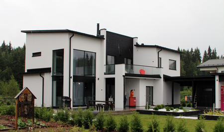 Nemesacél kéményrendszer egy többszintes lakóházon