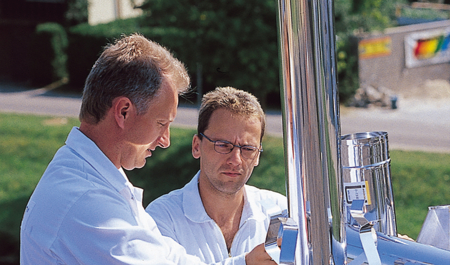 Na fasádu už nie je možné vyústiť spaliny. Výška vyústenia je min.4m.