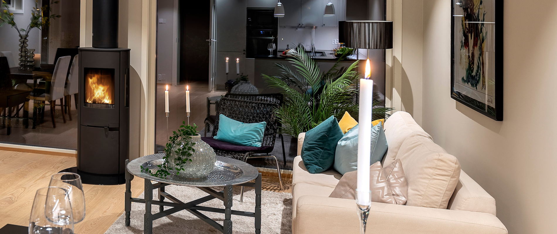 Sirius 1 és Permeter Smooth Air kémény egy nappaliban esti fényekkel