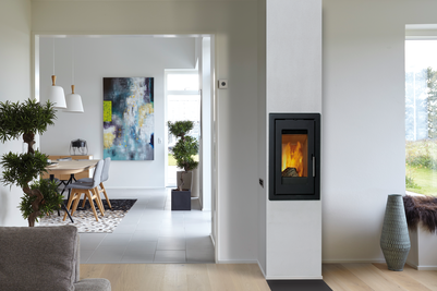 Kompakt og effektiv peisovn som gir både varme og hygge på liten plass.