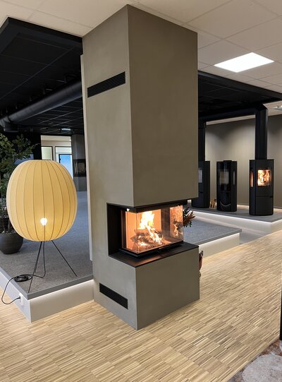 Polaris-peis i bruk med synlige flammer – gir varme og stemning i rommet.