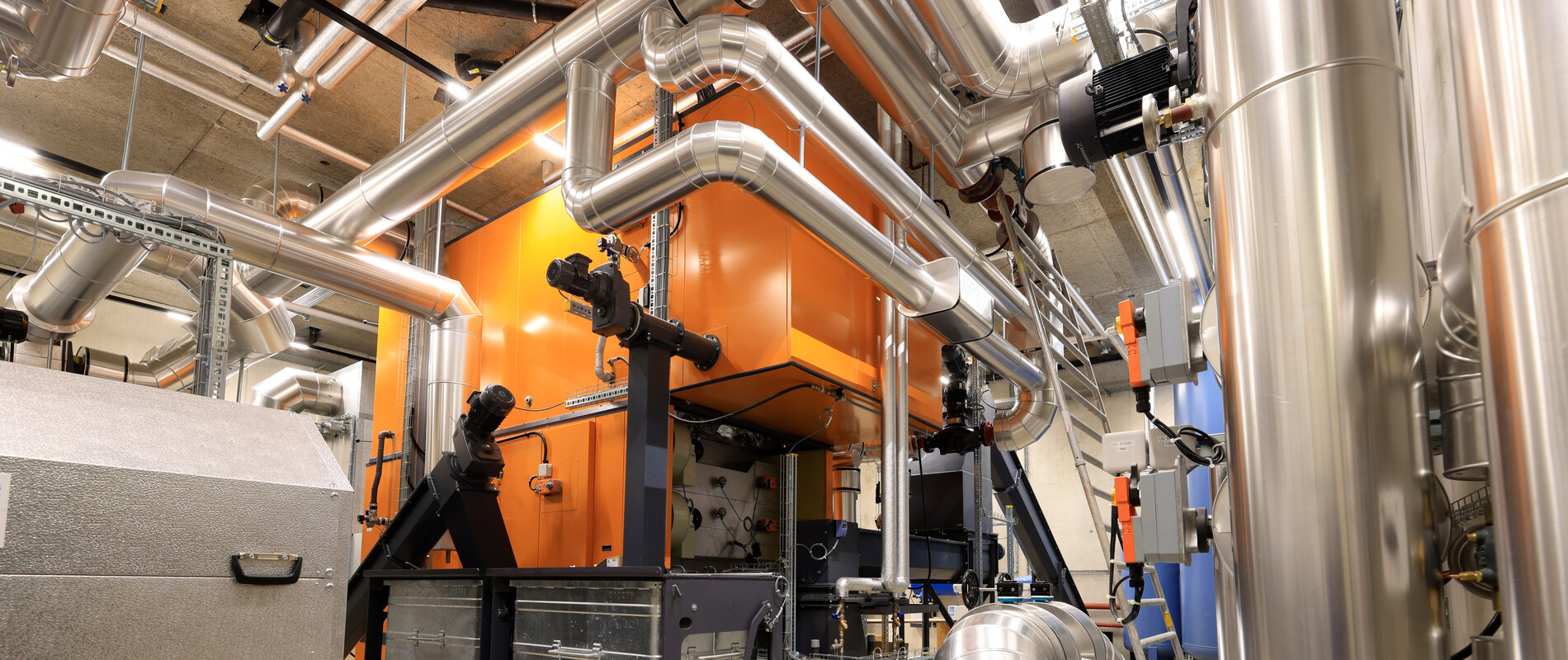 Hackschnitzelheizung mit Abgassystemen in Heizzentrale