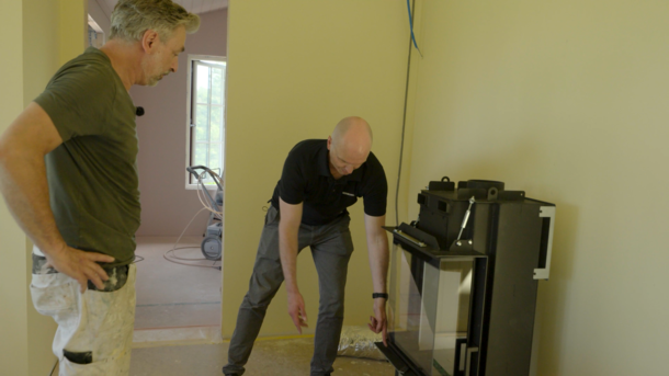 Tareq och Schiedels expert Victor vid eldstadsinsatsen i Villa Solkulla.
