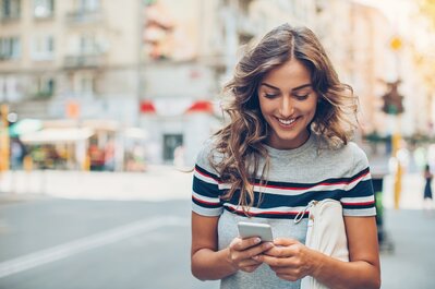 Žena s mobilním telefonem | © iStock-820635000