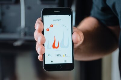 Égésvezérlés applikáció működés közben egy mobiltelefon képernyőjén